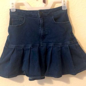 Hollister Mini Pleated Jean Skirt cute for any occasions!💫